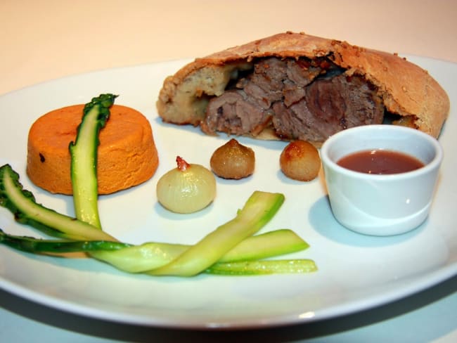 Souris d'agneau en croûte de pain, jus brun, flan de carottes et légumes printanniers