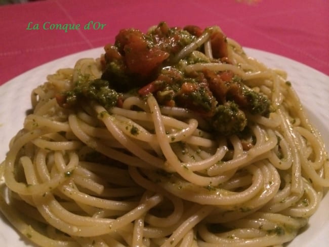 Spaghettis au pesto de roquette et tomates cerises