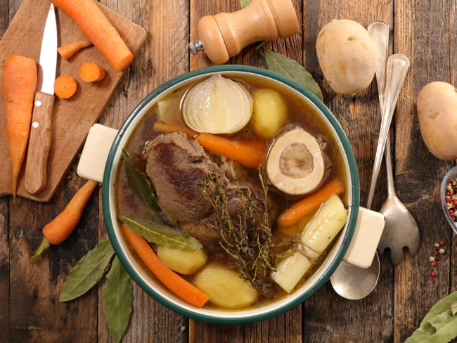 Pot-au-feu de boeuf en cocotte sur table en bois