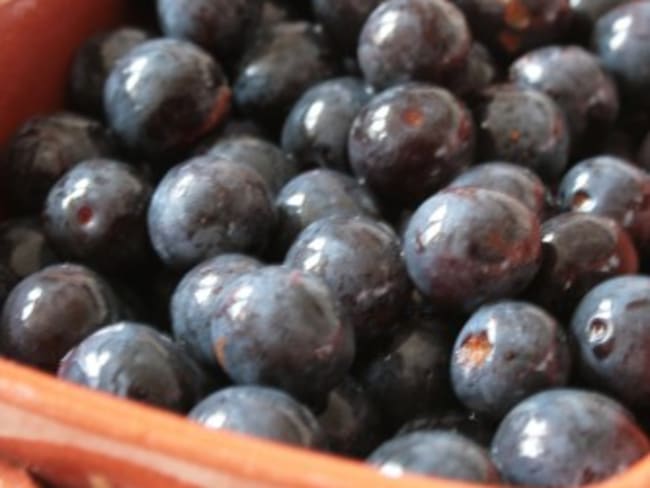 Crumble aux prunes Noberte, amandes effilées et sucre perlé