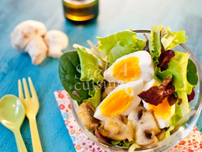 Salade tiède aux oeufs durs et champignons au curry