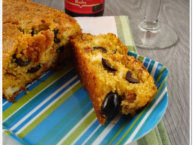 Cake à la polenta et tomates séchées