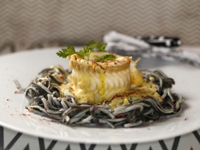 Roulés de sole à la crème safranée en nids de spaghettis à l’encre de seiche