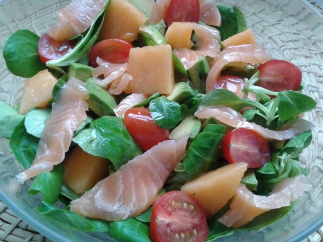 Salade d'avocat, melon, saumon fumé