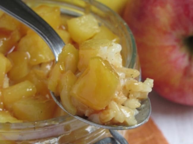 Riz au lait vanillé, pommes caramélisées et caramel au beurre salé