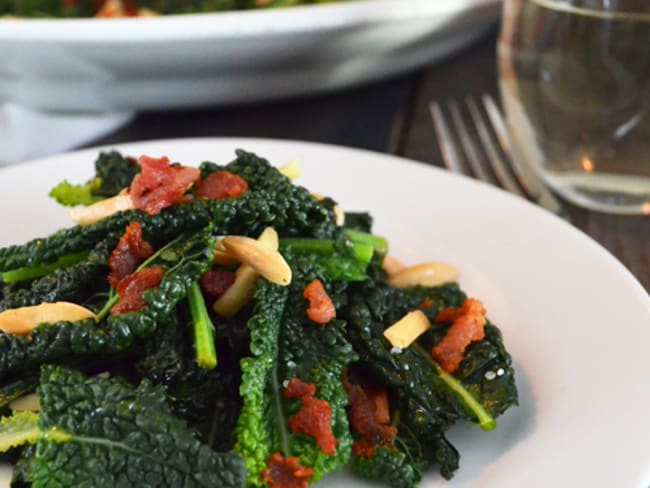 Chou Kale, bacon, érable et amandes grillées