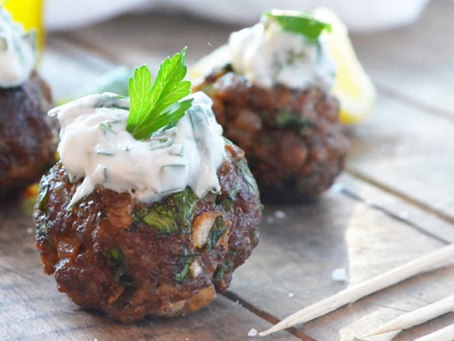 Boulettes d’Agneau avec Sauce au Yogourt et Herbes