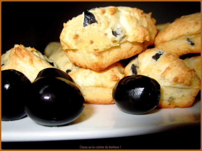 Cakes aux olives noires et au thym