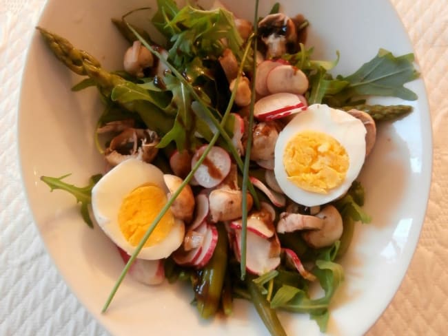 Salade roquette, haricots verts, asperges, radis, champignons, oeuf dur, roquette