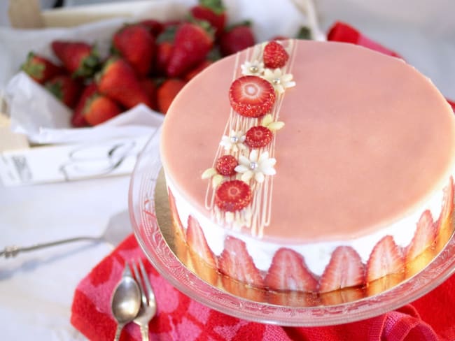 Fraisier pâtissier à base de fraises, de génoise et de crème mousseline