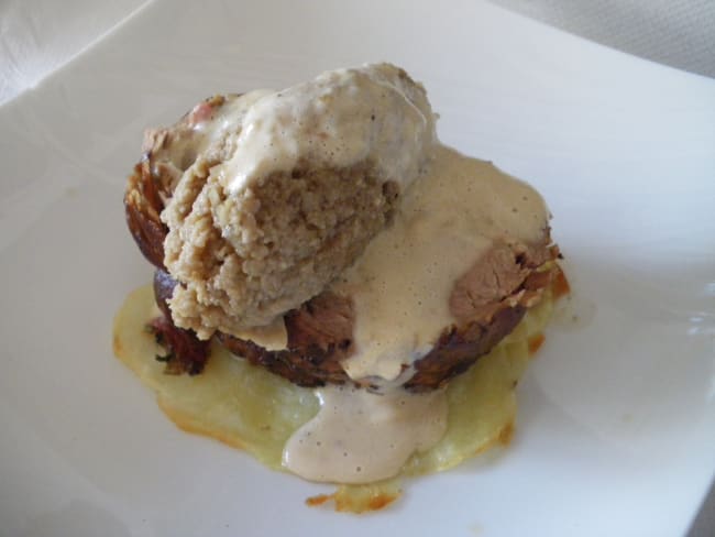 Agneau farci aux herbes, duxelles de champignons, crème de mamac, pomme de terre pour Pâques