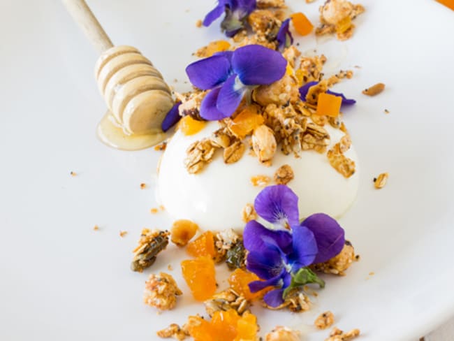 Panna Cotta au Fromage Blanc, Miel, Granola Noisettes-Abricots et Fleurs de Violette