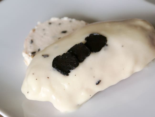 Poularde farcie à la mousse de volaille truffée et nappée de sauce suprême