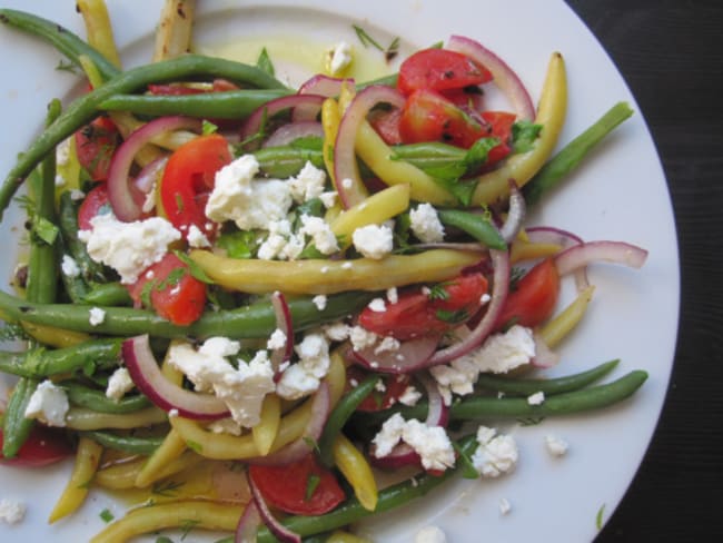 Salade aux haricots, tomates et olives