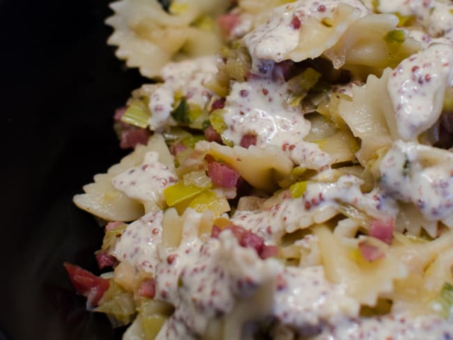 Pâtes aux poireaux et à l'ail, sauce moutarde à l'ancienne