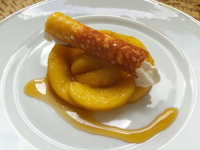 Poêlée de pommes, cannelloni à la crème chantilly de sirop d'agave