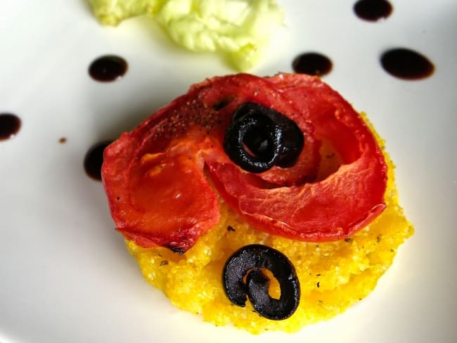 Tartelettes de polenta aux herbes, tomates confites et olive noire