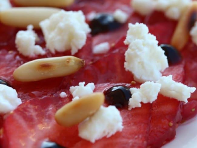 Carpaccio de fraises, fêta et pignons de pin