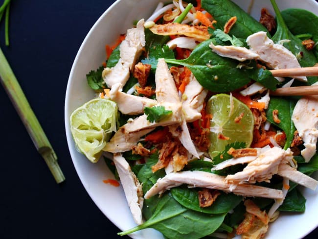 Salade façon thaïe au poulet, citronnelle et coriandre