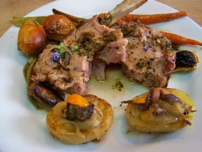 Carré d'agneau en croûte d'herbes aux pommes de terre de l'ile de Ré rôties