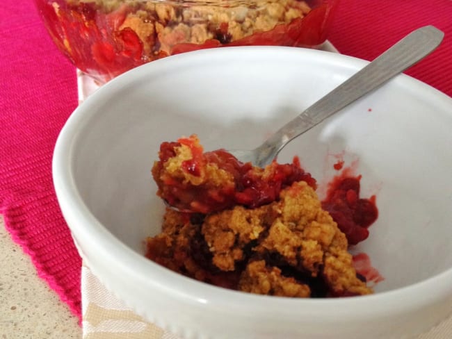 Le crumble à la rhubarbe, fraises et framboises