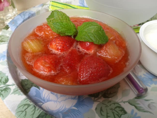 Soupe toute douce de rhubarbe et fraises