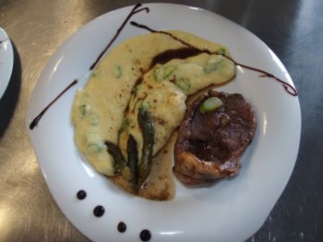 Agneau émincé au balsamique et romarin miélé, polenta aux asperges croquantes