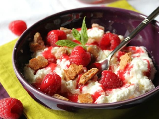 Chantilly de petit suisse, coulis de framboises et petits croquants à la framboise