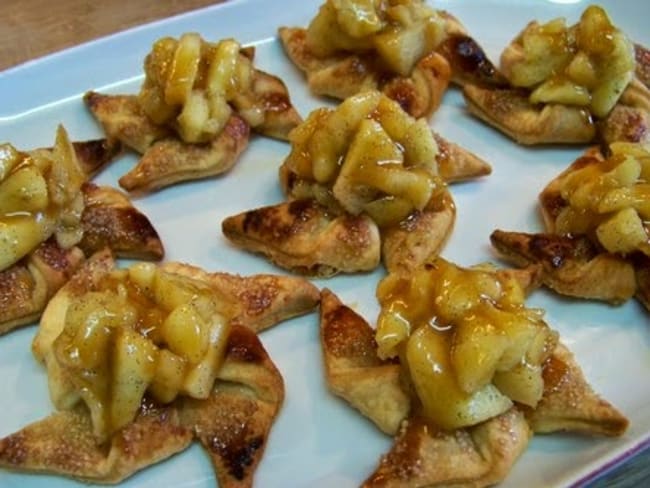 Tartelettes feuilletées aux pommes vanillées et au caramel au beurre salé