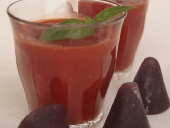 Soupe de tomates au basilic, framboises et bonbons cuberdons