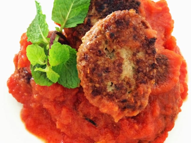 Les boulettes de boeuf et boulgour à la menthe, sauce tomate à l'aubergine