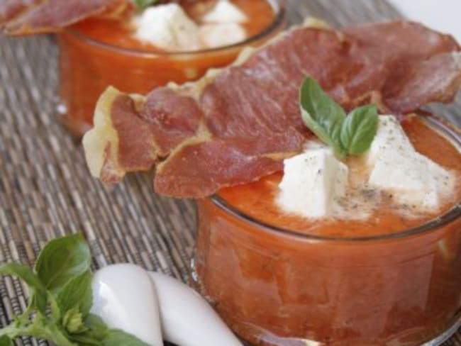 Soupe froide melon, poivron, aux dés de mozzarella et jambon cru croquant