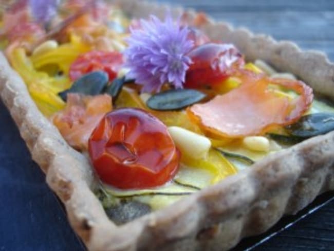 Tarte à la farine de seigle, légumes confits et saumon