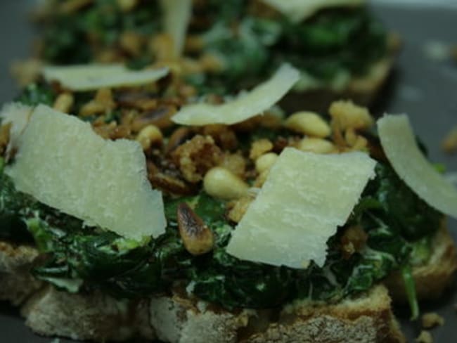 Tartines salées aux épinards, pignons et parmesan