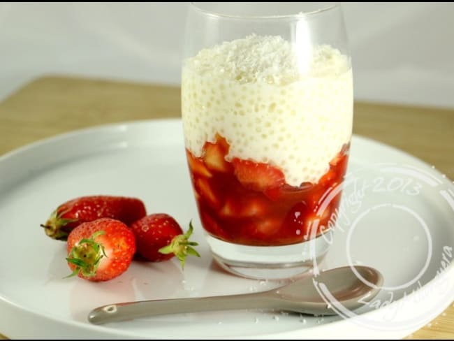 Verrines de perles de tapioca à la noix de coco et fraises macérées