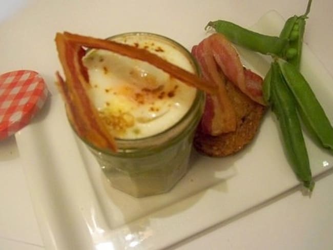 Oeufs cocottes à la crème de petits pois et chips de lard fumé