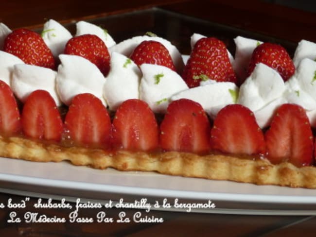 Tarte sans bord à la rhubarbe et aux fraises, chantilly bergamote