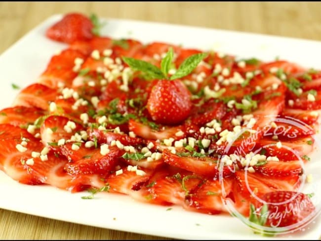 Carpaccio de fraises à la menthe et amandes grillées