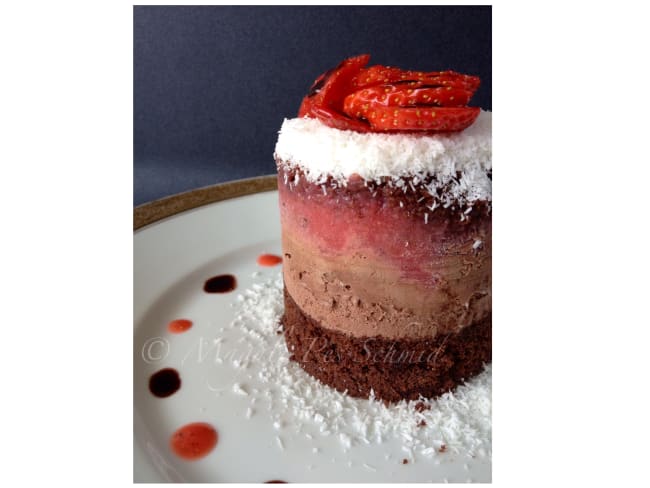 Tiramisù glacé fraise, noix de coco, chocolat