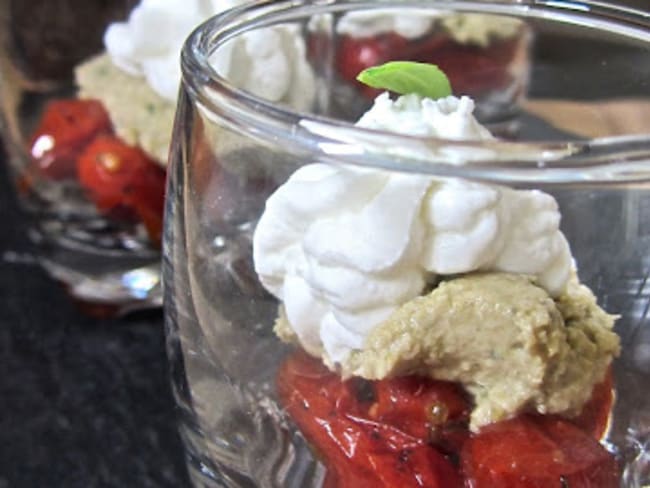 Verrines de tomates confites à la tapenade et au chèvre frais