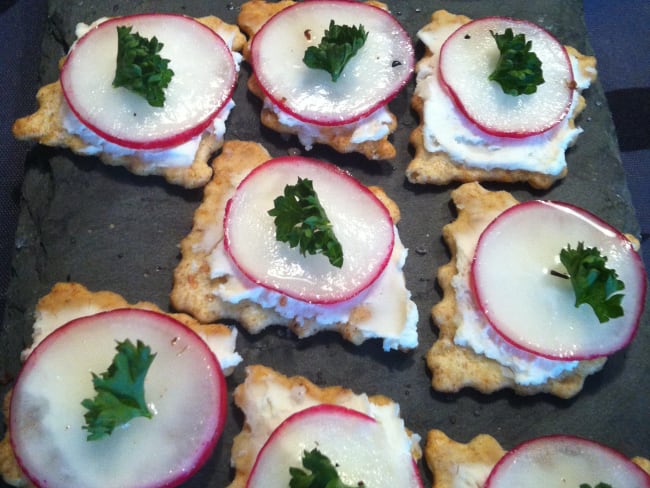 Crackers Apéritif au fromage frais et radis