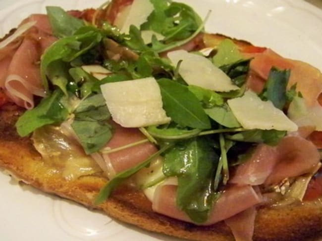 bruschetta tomate- serrano-parmesan-roquette , tomates-thon-câpres et courgettes-chèvres frais