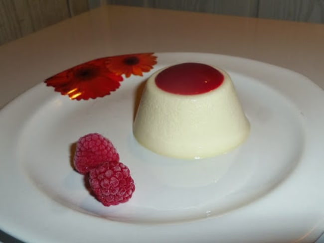 Panna Cotta à la vanille et coulis de framboises