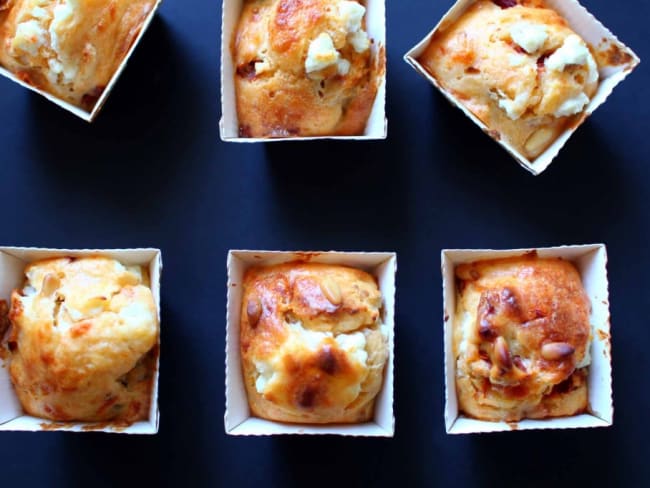 Mini cakes salés aux tomates confites, pignons et fromage de chèvre frais