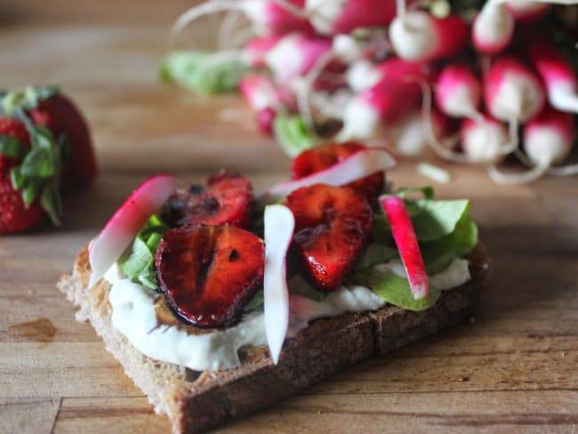 Tartine printanière aux fraises balsamiques