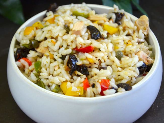 Salade de riz à la méridionale : tomates, thon, poivrons, olives