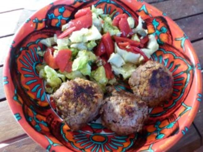 Boulettes au chorizo accompagnées d’une salade de poivrons