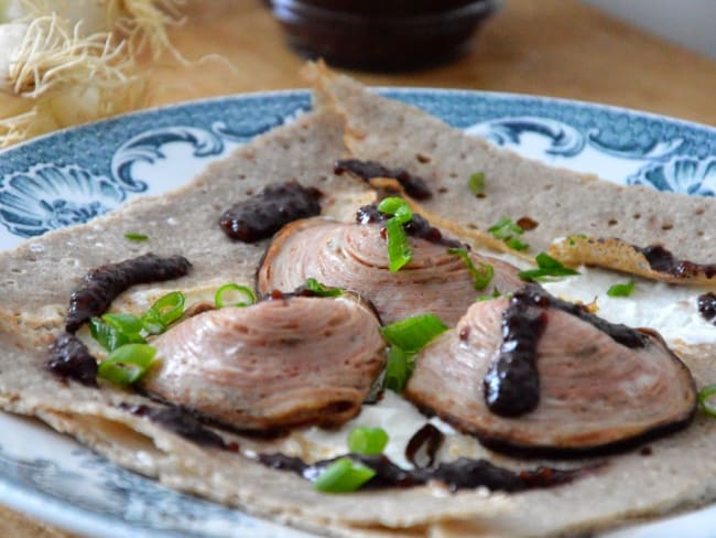 Galette bretonne mousse de chèvre, andouille de Guéméné, moutarde violette et tiges oignons