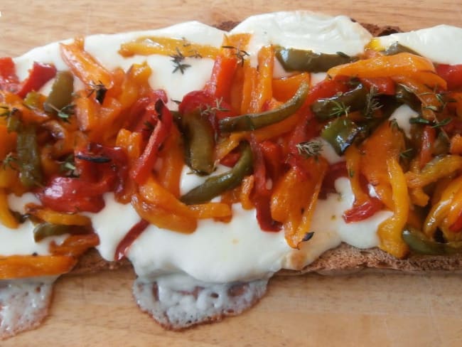 Bruschetta aux 4 poivrons jaune, orange, rouge, vert, mozzarella et huile d'olive