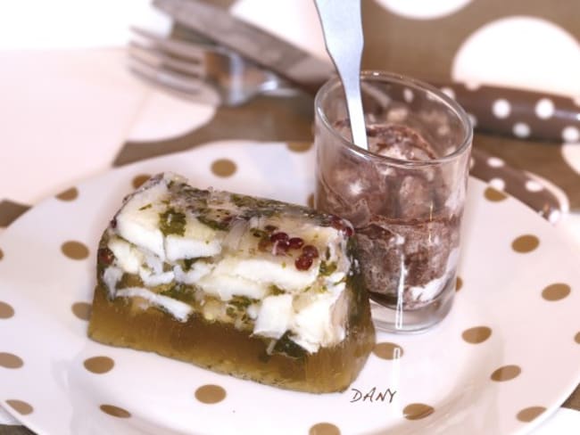 Terrine de poisson en gelée d'herbes et crème fouettée à la tapenade